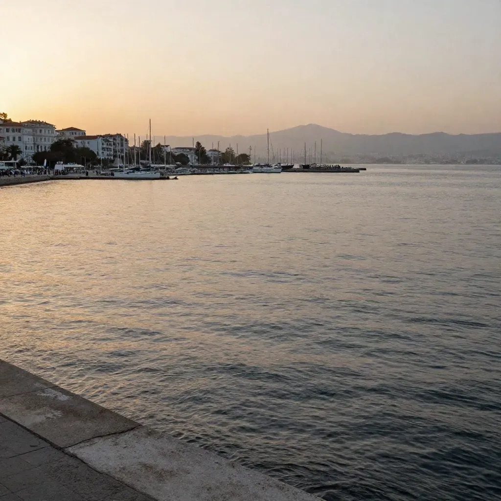 Gün batımında İzmir Körfezi ve Kordon, üstte şehir hattı, altta sakin deniz